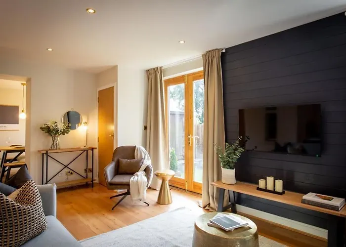 Stunning 2 Bed Flat With Parking, And Garden With Mountain Views